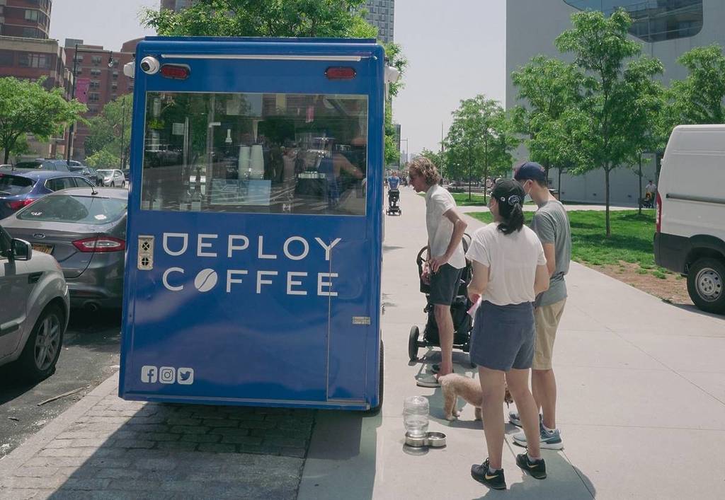 Des gens qui font la queue devant Deploy Coffee à Long Island City