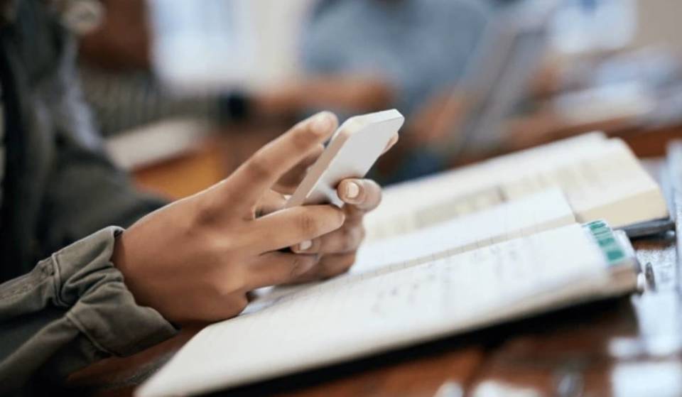 Le scuole pubbliche di New York vietano i cellulari in autunno: ecco come influirà su studenti e genitori