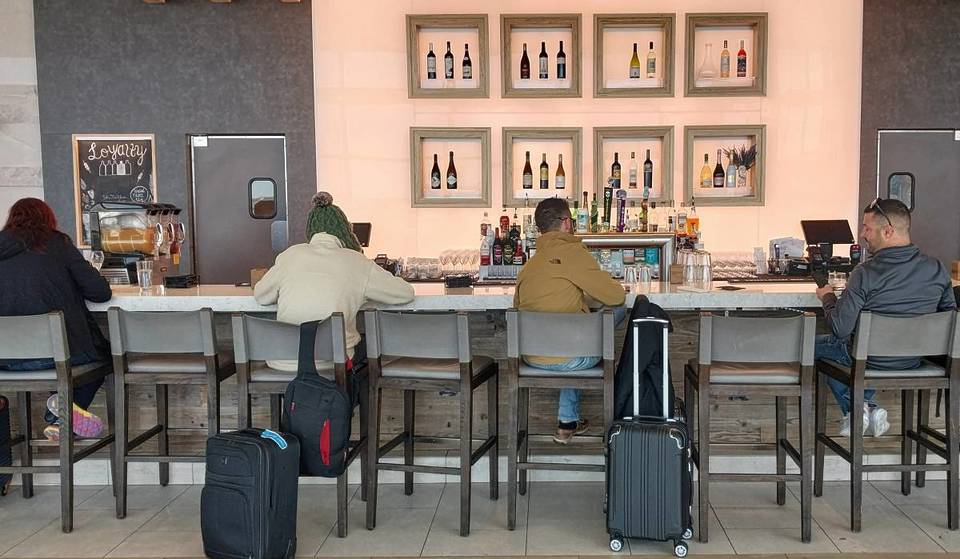 Proponen Limitar A Dos Las Bebidas En Los Bares De Los Aeropuertos