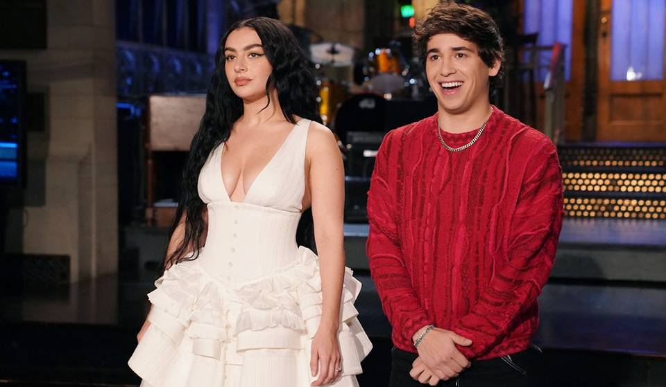 Charli XCX treedt dit weekend op als gastheer bij SNL