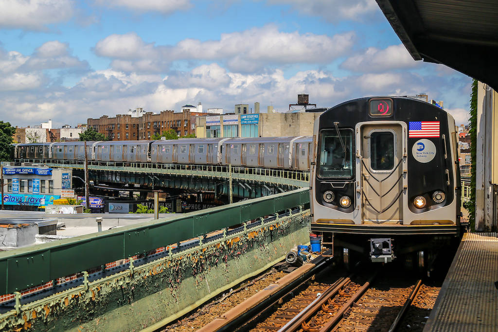 Der NYC Subway-Zug Q kommt an der Brighton Beach Station in Brooklyn an. Das von der NYC Transit Authority betriebene U-Bahn-System verfügt über 469 Stationen.