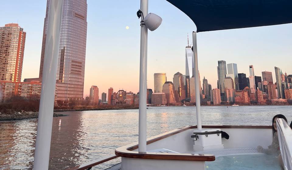 Kreuzfahrt auf dem Hudson River in einem schwimmenden Hot Tub Boot