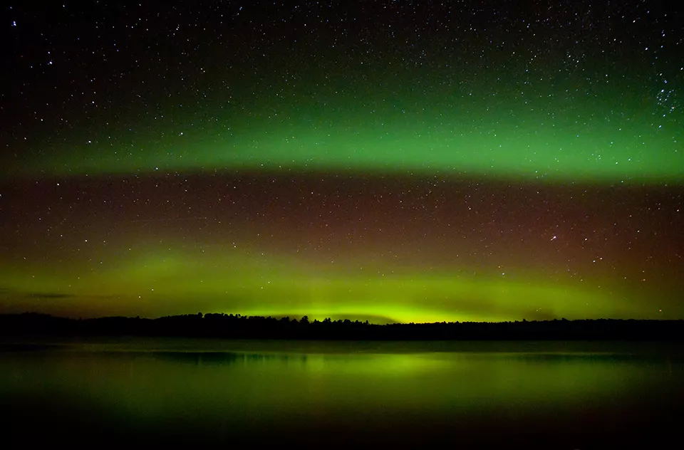 Nordlichter am Himmel über dem Voyageurs-Nationalpark, Amerikas „Nordlicht-Hotspot“