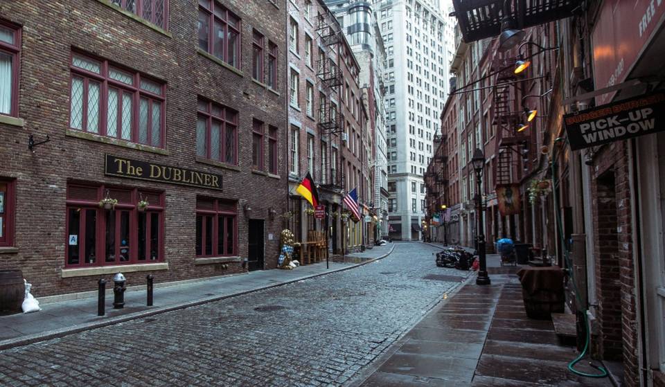 La rue en pierre originale de New York se cache à plus de six pieds sous les pavés d&rsquo;aujourd&rsquo;hui