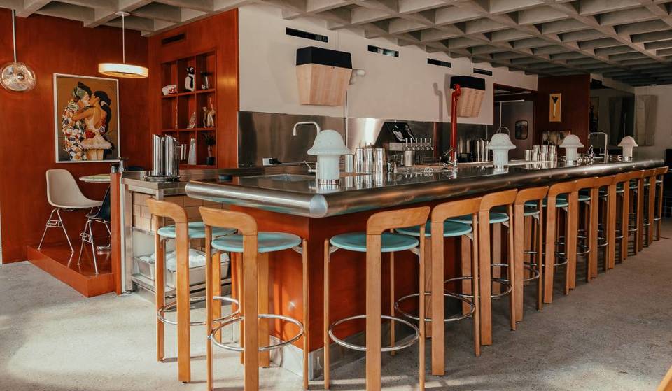 Este novo e animado bar de coquetéis no East Village parece que você está se misturando na festa da casa de um amigo