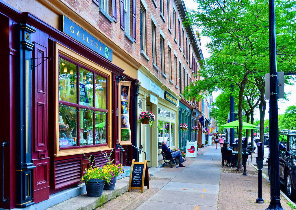 Skaneateles, Nueva York, EE. UU. - 27 de junio de 2021: Vista de la calle en Skaneateles, un encantador refugio a orillas del lago que rezuma vida de pueblo pequeño. Se encuentra en lo alto de uno de los Finger Lakes, a solo 32 km de Syracuse.