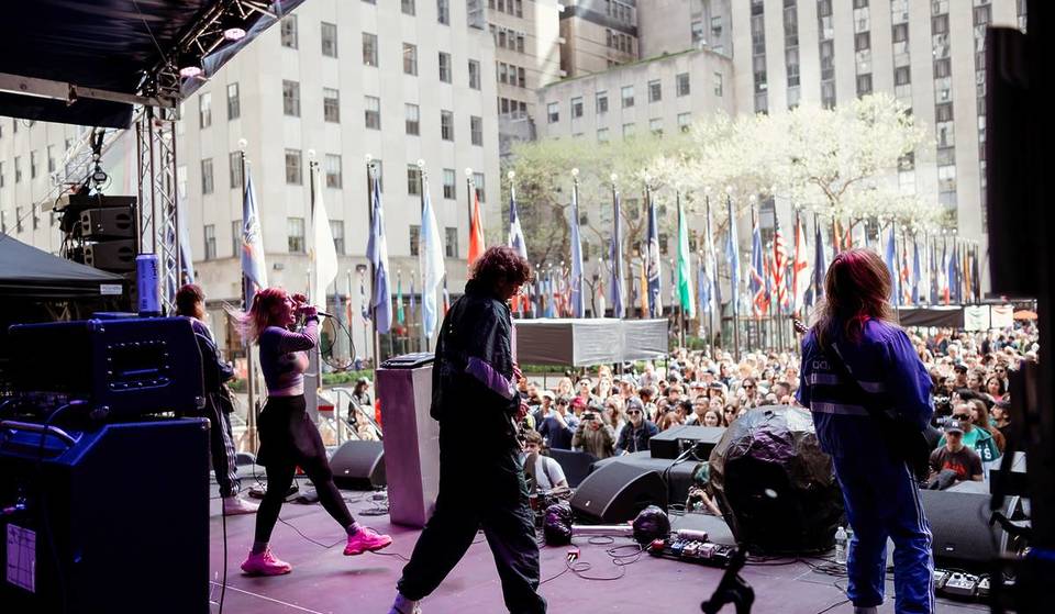 NYCs größtes kostenloses Musikfestival findet dieses Wochenende für nur einen Tag statt – mit kostenlosem Essen und Getränken, einem hochkarätigen Line-up und exklusiven Vinyl-Veröffentlichungen von Künstlern wie Taylor Swift und Charli XCX