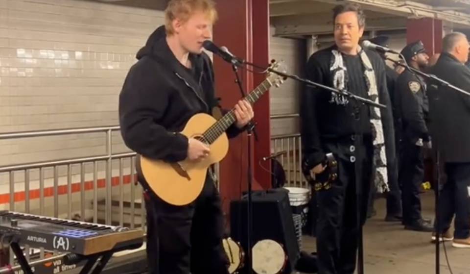 Ed Sheeran ha sorpreso i passeggeri della metropolitana con un’esibizione improvvisata alla stazione del Rockefeller Center