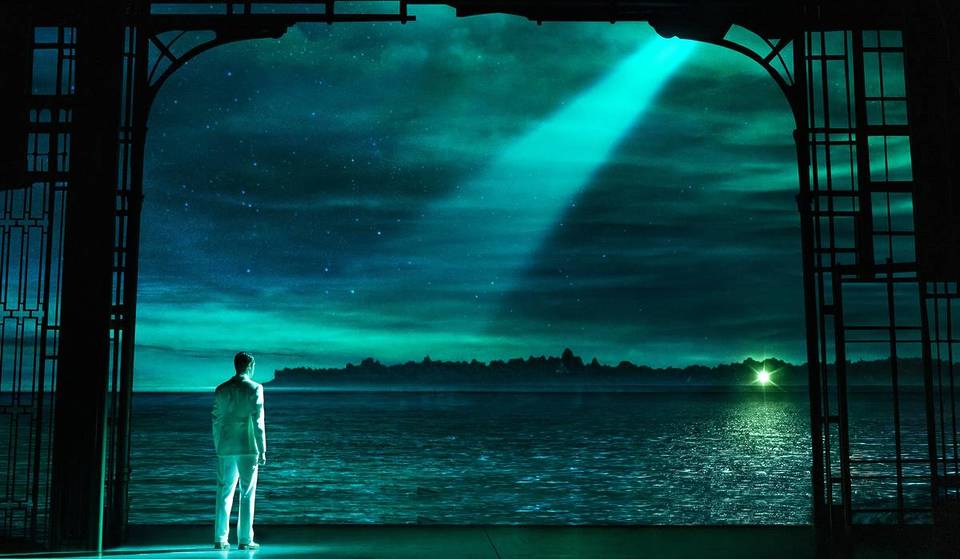 La comédie musicale The Great Gatsby fête son 100e anniversaire à New York avec une prolongation de sa durée à Broadway, des soirées à thème et bien d&rsquo;autres choses encore.