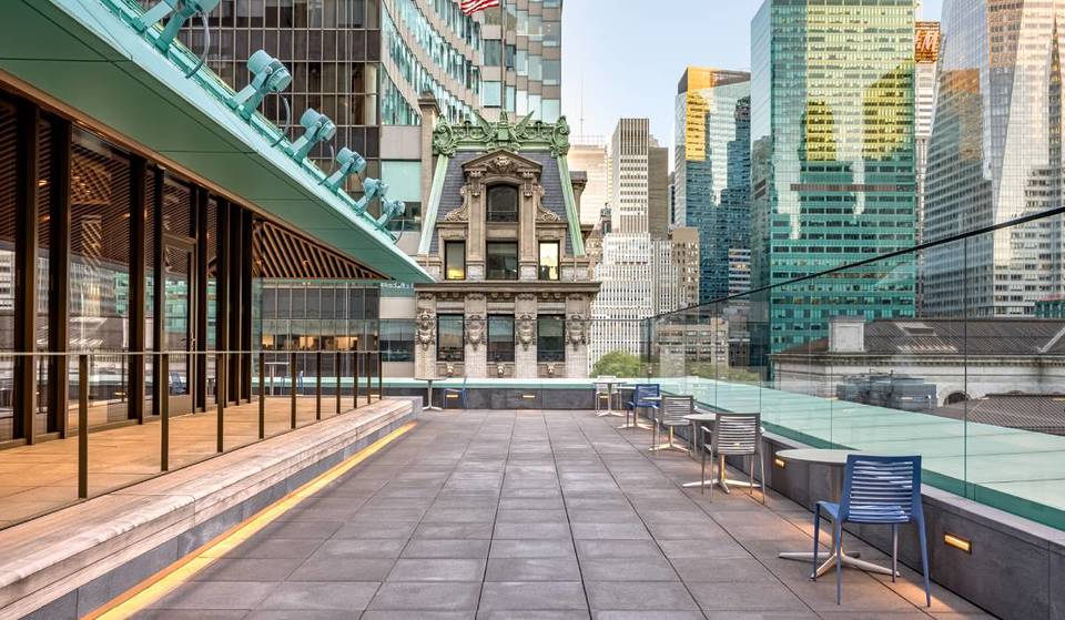 La seule terrasse de bibliothèque gratuite et accessible au public de New York cache discrètement une vue imprenable sur les toits, parfaite pour le printemps