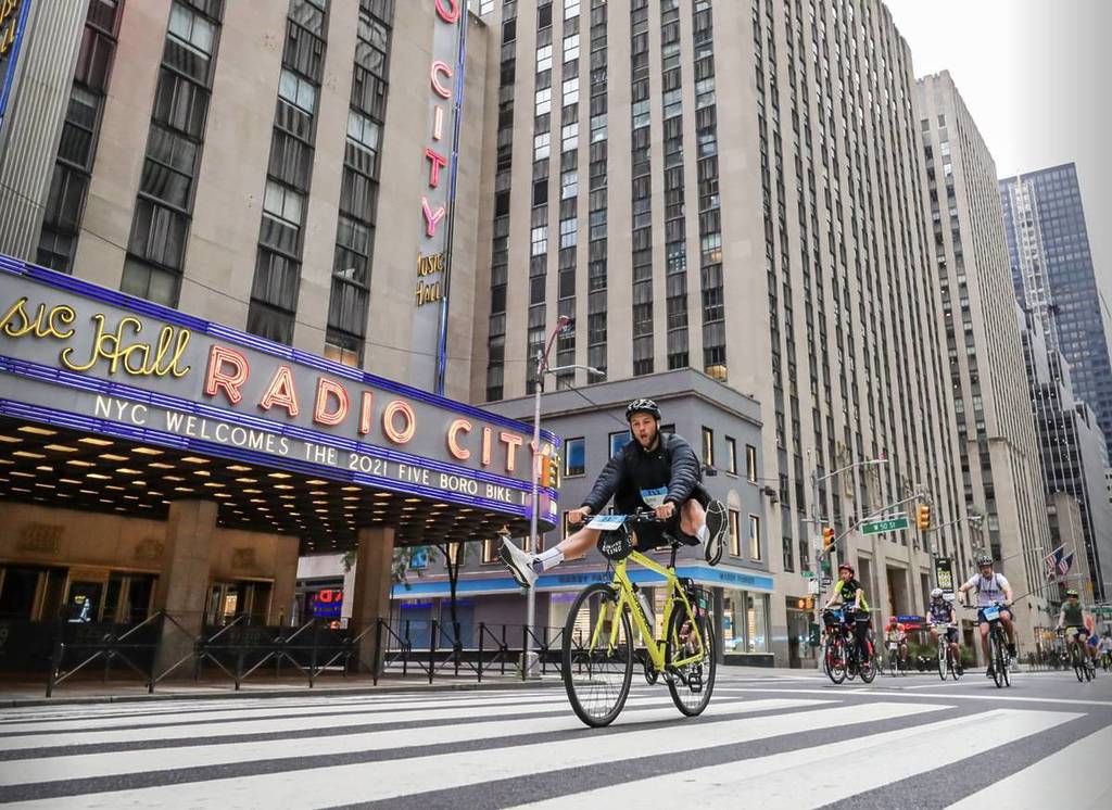 TD Five Boro Bike Tour, fietser bij Radio City