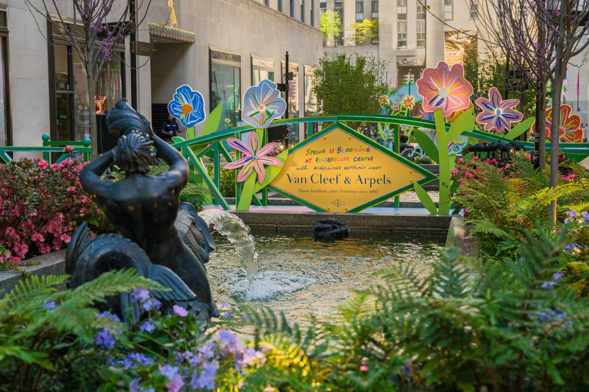フラワー　オブジェ Spring Is Blooming At Rockefeller Center' Is Now On View