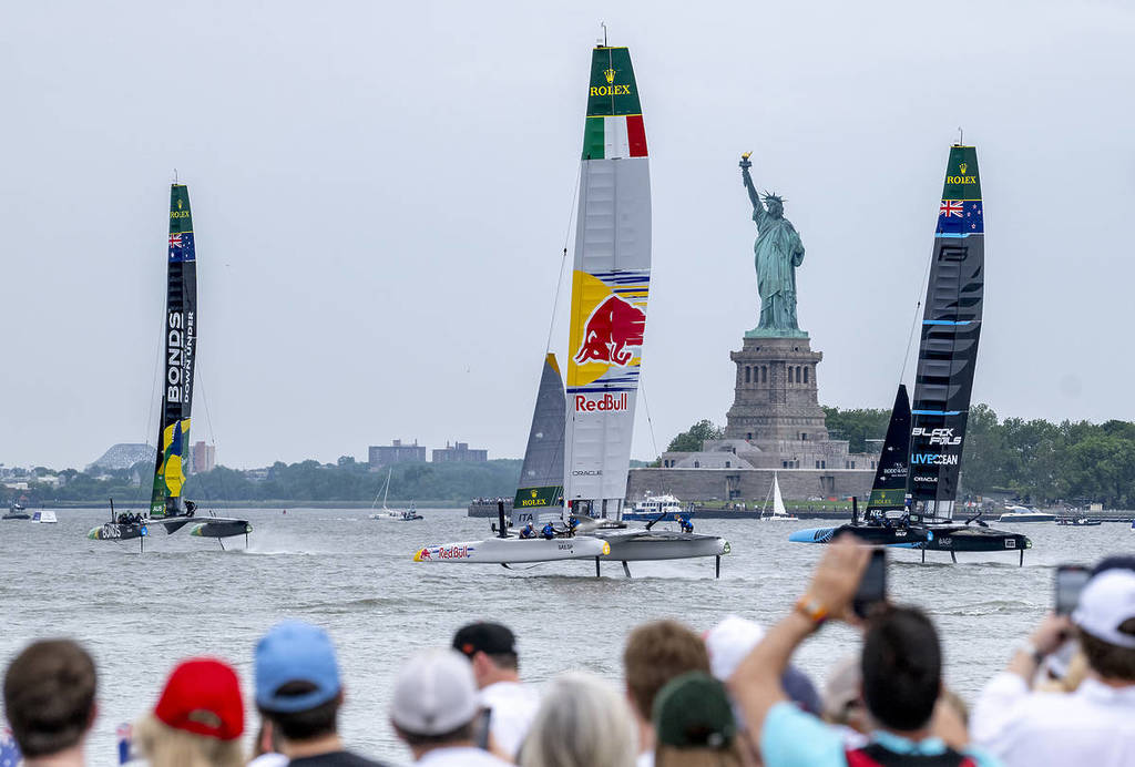 Questo imponente spettacolo di regate globali conquisterà il porto di New York solo questo fine settimana