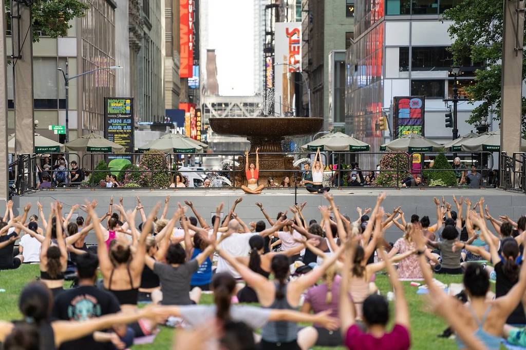 Clase de yoga en el césped de Bryant Park, Nueva York.