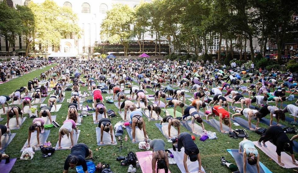 Der Bryant Park startet seine kostenlose Skyline-Yoga-Reihe mit einer riesigen Feier zum Global Wellness Day – mit kostenlosen Workshops, Selbstfürsorge-Aktionen und vielem mehr
