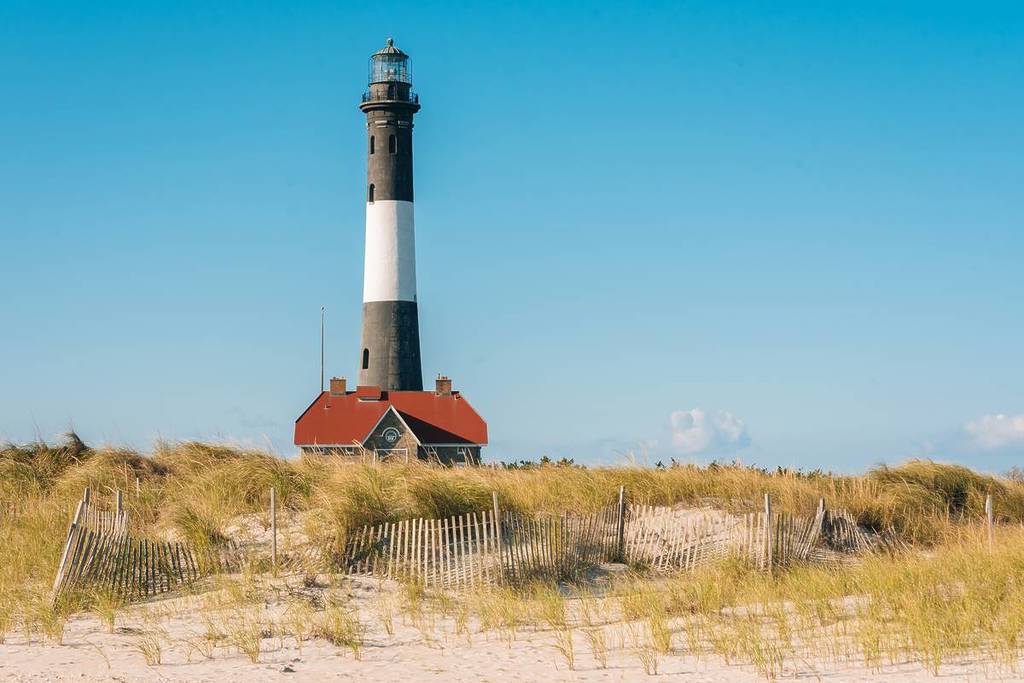 Dune di sabbia e il faro di Fire Island a Long Island, New York