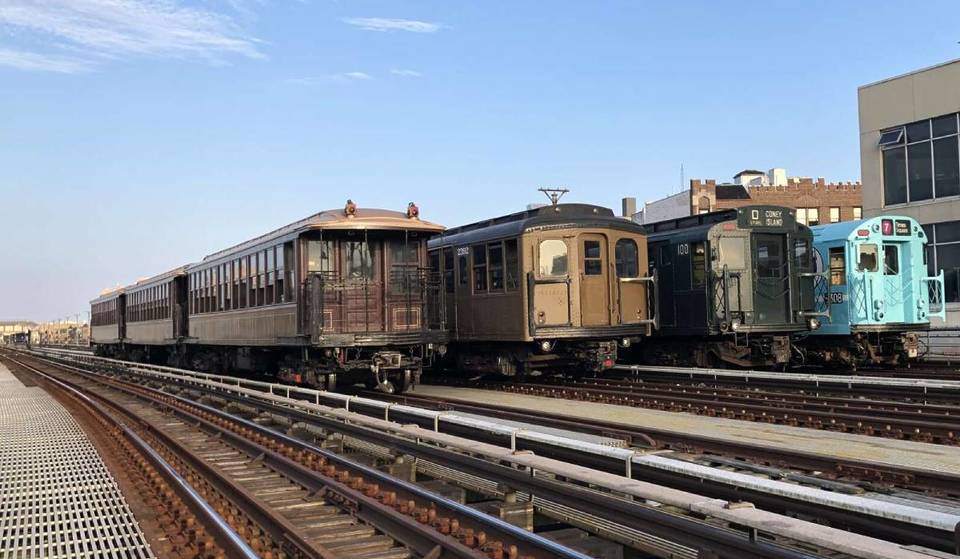 Maak in juni een ritje in een oude NYC trein met eeuwenoude wagons op de rails in Brooklyn