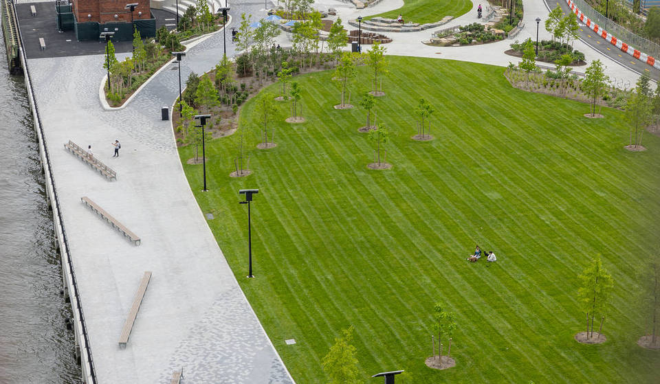 Un premier regard sur ce parc de New York qui vient de rouvrir après 4 ans – avec de nouvelles zones de barbecue, des terrains de basket-ball et des espaces verts surélevés.