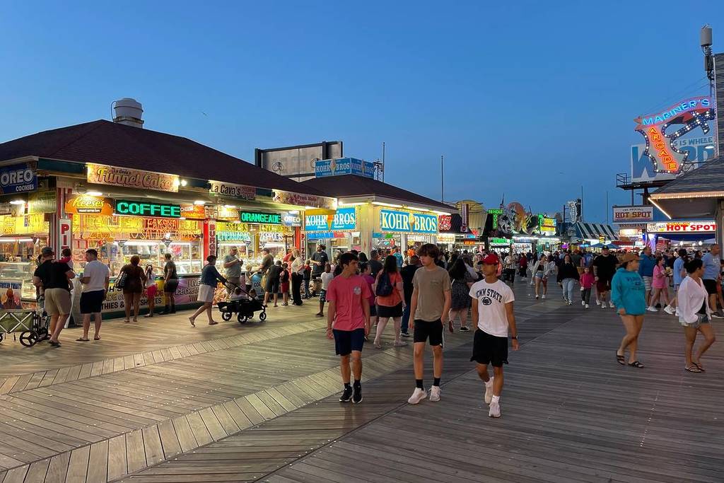Wildwood, NJ, VS 2 september Mensen genieten van een zomeravond tijdens een wandeling over de promenade in Wildwood, New Jersey, aan de Jersey Shore