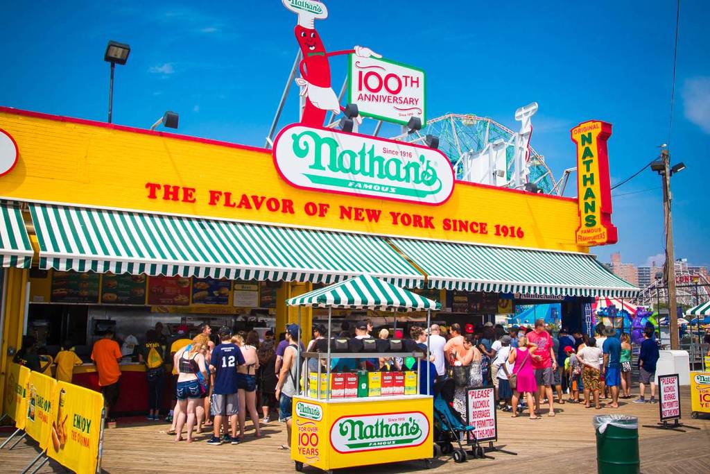 Persone riunite nel famoso ristorante di hot dog Nathan's, a Coney Island, NYC
