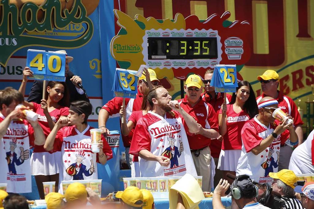 NEW YORK CITY - 4 JULI 2016: Nathan's Famous Fourth of July Hot Dog Eating Contest markeerde het honderdjarig bestaan van de keten met Joey Chestnut & Miki Sudo als winnaars...