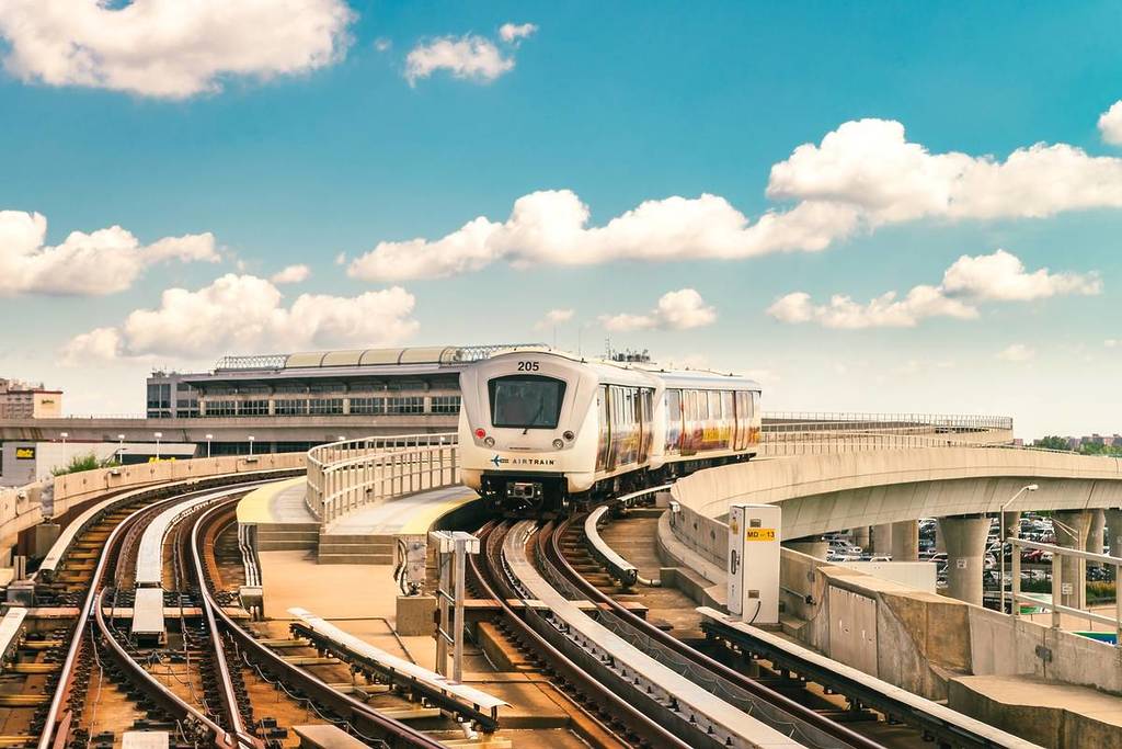 CIUDAD DE NUEVA YORK - 15 DE AGOSTO DE 2016: Imagen de la estructura de AirTain. AirTrain JFK es un ferrocarril elevado de 3 líneas y 8,1 millas de longitud que presta servicio al Aeropuerto Internacional Kennedy