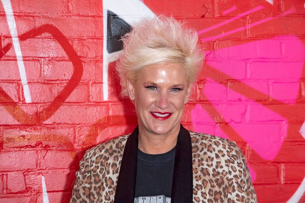NUEVA YORK, NUEVA YORK - 02 DE MARZO: Anne Burrell asiste a la celebración oficial de la gran apertura de RiseNY el 02 de marzo de 2022 en la ciudad de Nueva York.