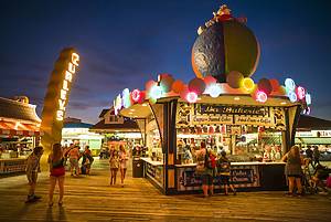 USA, New Jersey, The Jersey Shore, Wildwoods, Wildwoods Beach Boardwalk, La Bakerie shop, dusk