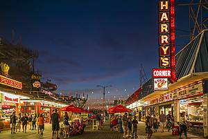 USA, New Jersey, The Jersey Shore, Wildwoods, Wildwoods Beach Boardwalk, dusk