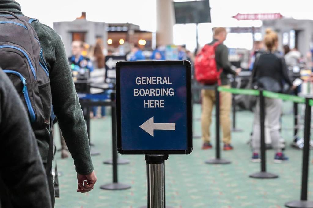 Allgemeines Boarding-Schild an der Sicherheitskontrolle am Flughafen