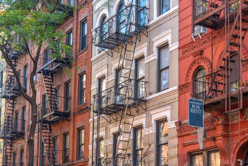 Edifícios pitorescos no famoso Greenwich Village em Manhattan. Cidade de Nova York, EUA