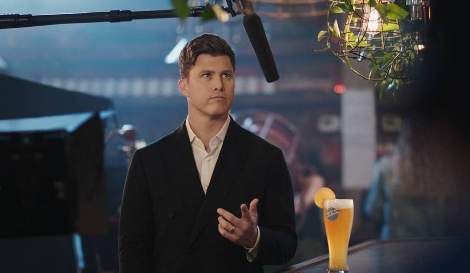 Colin Jost offre une bière aux New-Yorkais ce soir dans un bar de Staten Island.