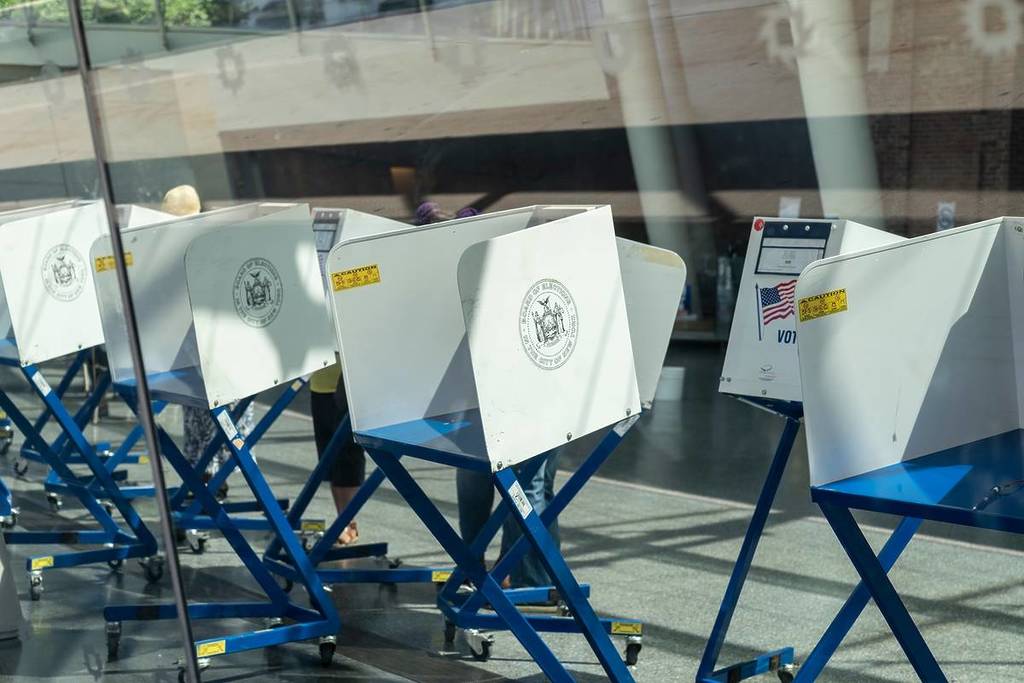 New York, NY - 19 juin 2020 : Les bureaux de vote des primaires anticipées ont ouvert à New York. Les isoloirs sont visibles au Brooklyn Museum of Art.