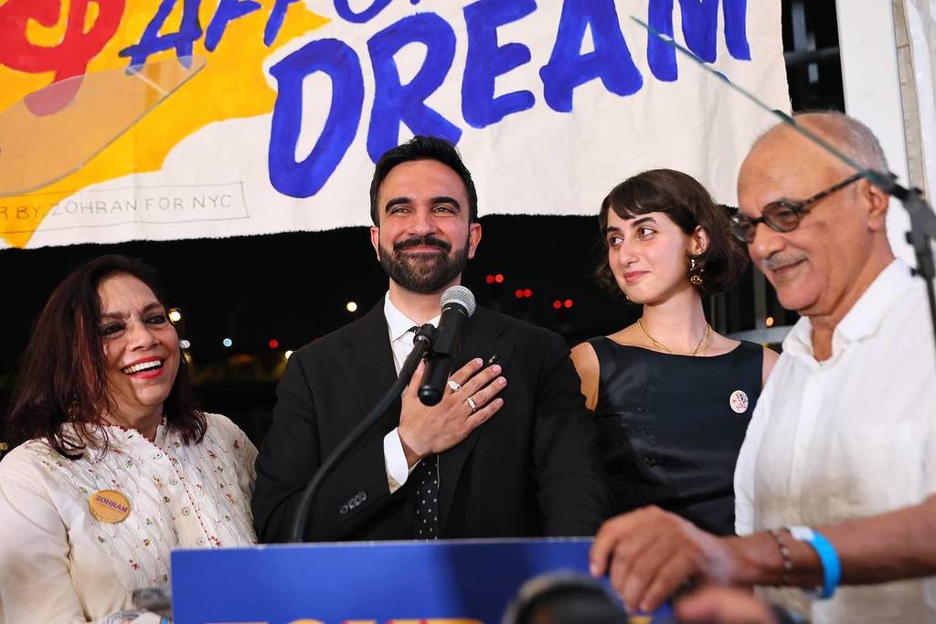 NEW YORK, NEW YORK - 24. JUNI: (L-R) Mira Nair, New Yorker Bürgermeisterkandidatin, Staatsabgeordneter Zohran Mamdani (D-NY), Rama Duwaji und Mahmood Mamdani feiern auf der Bühne während einer Wahlabendveranstaltung im The Greats of Craft LIC am 24. Juni 2025 im Stadtteil Long Island City des Stadtbezirks Queens in New York City. Mamdani wurde als Gewinner der Nominierung der Demokraten für das Amt des Bürgermeisters in einem dicht gedrängten Feld in der Vorwahl zum Bürgermeisteramt der Stadt bekannt gegeben, um einen Nachfolger für Bürgermeister Eric Adams zu wählen, der auf einem unabhängigen Ticket zur Wiederwahl antritt. (Foto von Michael M. Santiago/Getty Images)