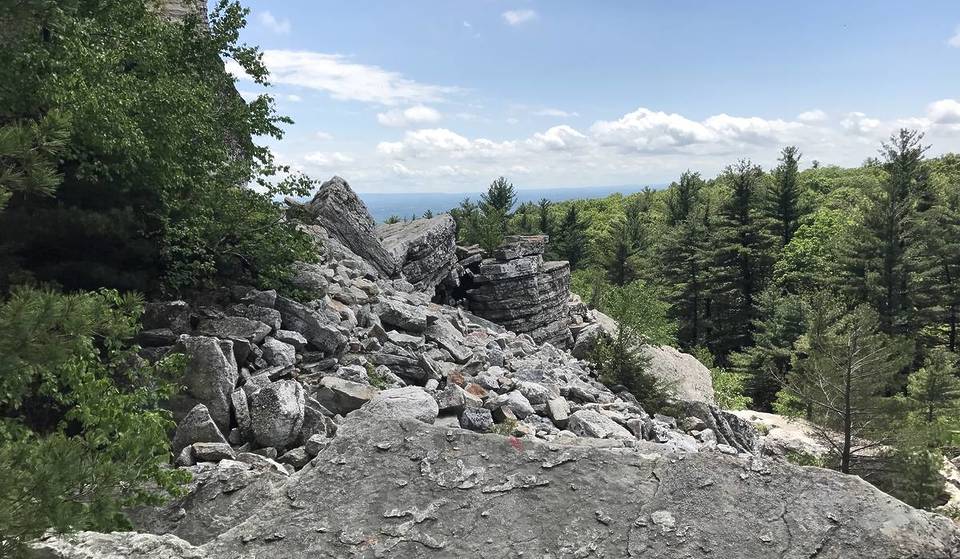 Het op één na beste zomerwandelpad in Amerika ligt op slechts 90 mijl van NYC – met enorme kliffen, een verborgen rotstrap en geen mensenmassa’s