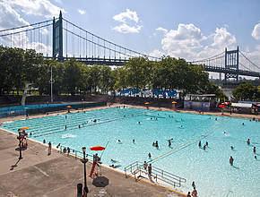 Tausende Kinder in NYC können diesen Sommer offiziell kostenlose Schwimmkurse besuchen – die Anmeldung ist jetzt möglich, aber nur für begrenzte Zeit