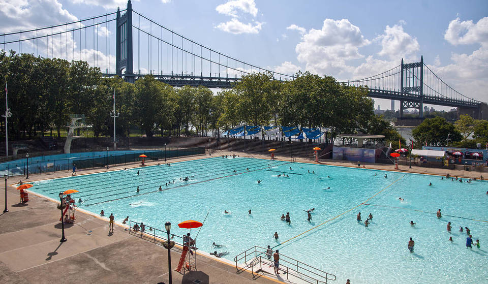 Duizenden kinderen in NYC kunnen deze zomer officieel gratis zwemlessen volgen – de inschrijving is nu geopend, maar slechts voor een beperkte tijd