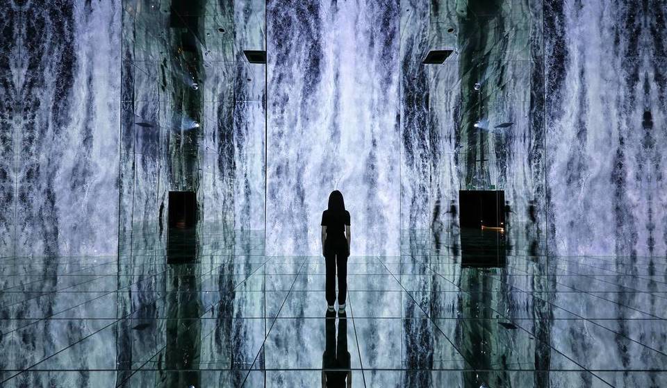 Adéntrese en esta surrealista experiencia artística multisensorial con cascadas, olas y un bosque digital