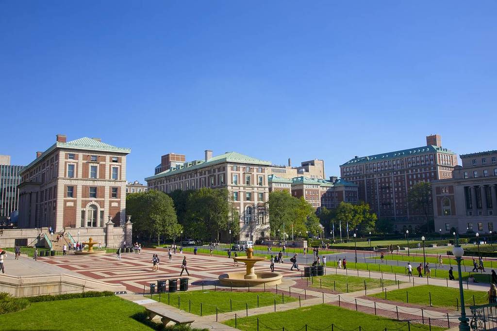 Piazza e prati che guardano a sud-est dai pressi della Low Memorial Hall, Columbia University, verso Kent e Hamilton, Upper West Side, New York, NY, USA