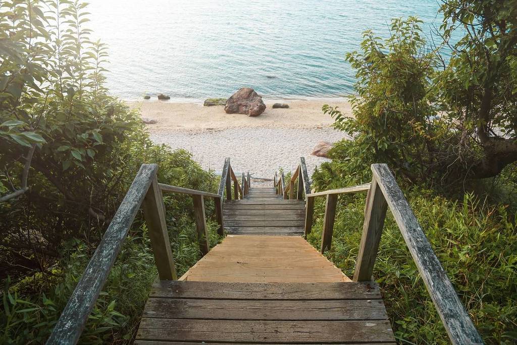 As escadas levam a uma bela praia em North Fork, Long Island
