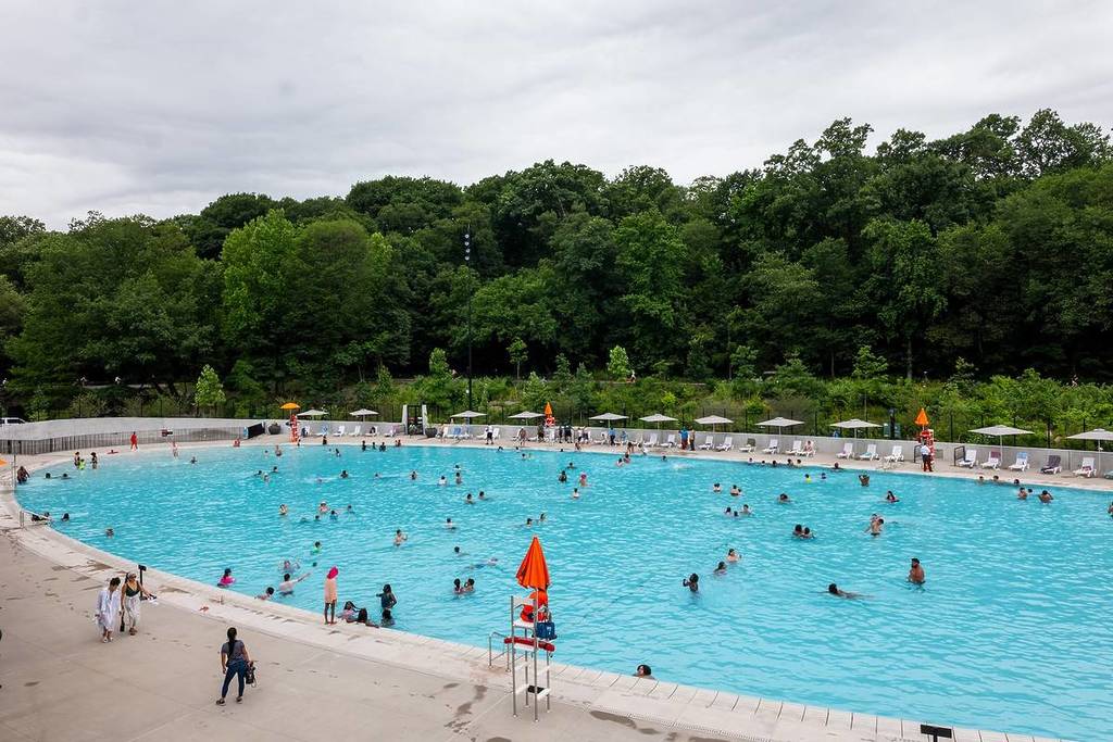 NEW YORK, NEW YORK - 27 JUIN : Des gens nagent dans la piscine Gottesman nouvellement ouverte au Davis Center in Harlem Meer le premier jour de la saison estivale des piscines à New York le 27 juin 2025 à New York City. La piscine Gottesman se trouve à l'intérieur du Davis Center, un projet de 160 millions de dollars à Central Park qui a ouvert ses portes en avril, et qui comprend un centre de loisirs avec un atrium et des planchers chauffants. Les 64 autres piscines publiques extérieures de New York ont officiellement ouvert leurs portes vendredi, après une vague de chaleur de trois jours. (Photo de Spencer Platt/Getty Images)