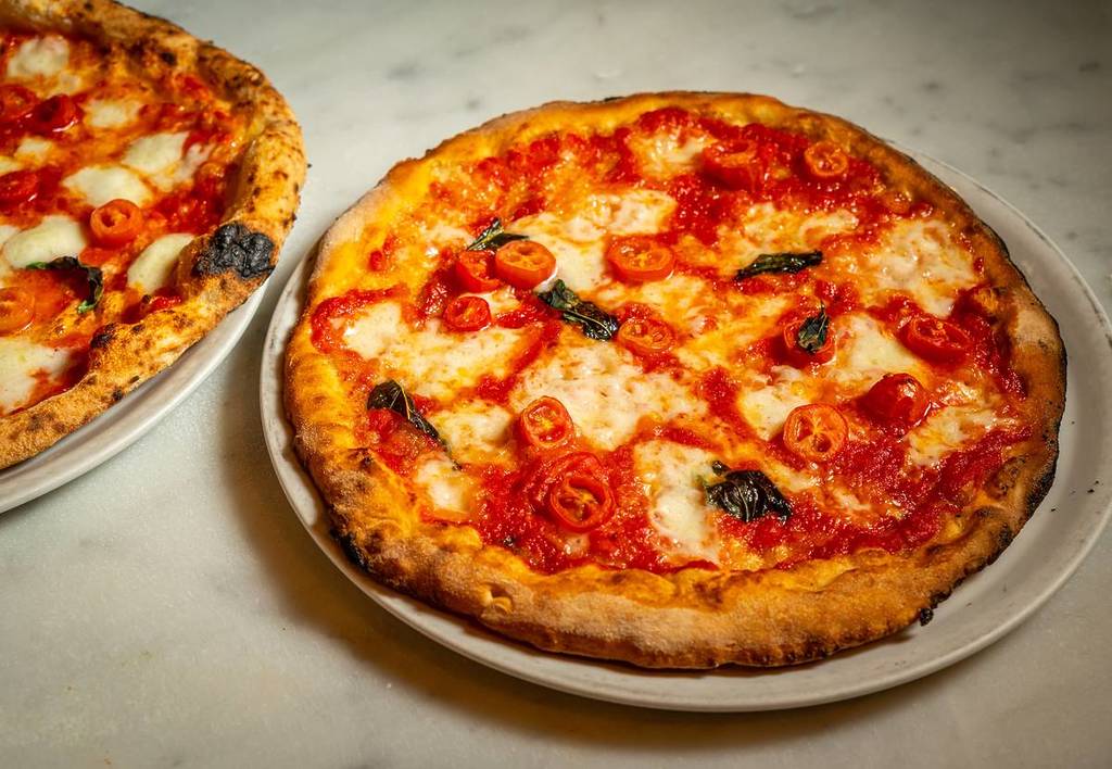 Esta pizzaria de Midtown acaba de ser classificada entre as 10 melhores dos EUA – graças à sua “pizza frita” característica