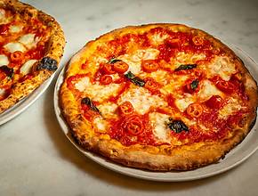 Esta pizzaria de Midtown acaba de ser classificada entre as 10 melhores dos EUA &#8211; graças à sua &#8220;pizza frita&#8221; característica