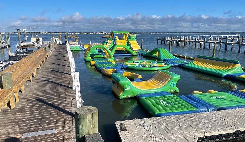 Op slechts 2 uur van NYC heeft dit opblaasbare waterpark van 8.500 vierkante meter meer dan 20 attracties en is het een perfect zomeravontuur