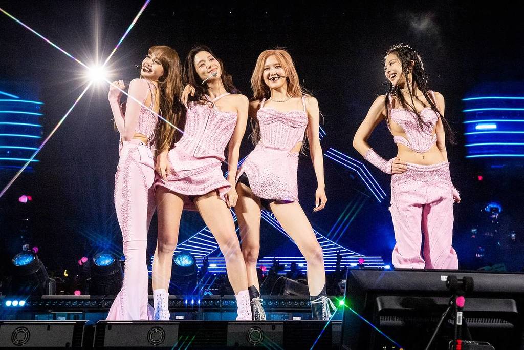 INDIO, CALIFORNIA - 22 APRILE: (L-R) Lisa, Jisoo, Rosé e Jennie delle BLACKPINK si esibiscono sul palco del Coachella Valley Music and Arts Festival 2023 il 22 aprile 2023 a Indio, California. (Foto di Emma McIntyre/Getty Images for Coachella)