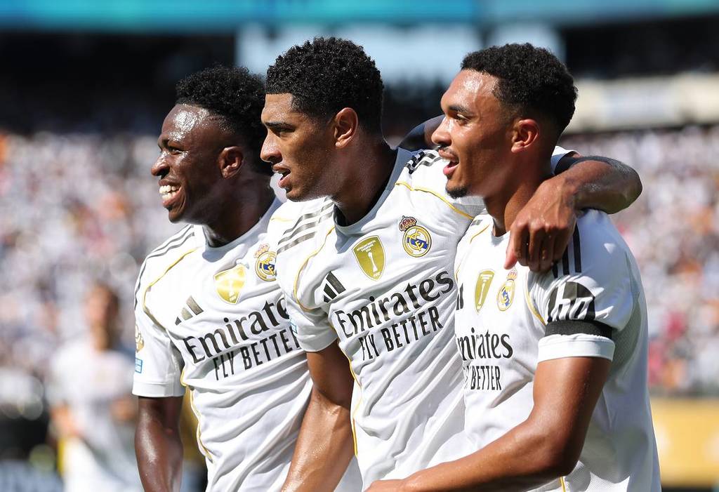 EAST RUTHERFORD, NEW JERSEY - JULI 05: Vinicius Junior #7, Jude Bellingham #5 und Trent Alexander-Arnold #12 von Real Madrid C.F. feiern nach dem zweiten Tor von Fran Garcia #20 (nicht im Bild) während des Viertelfinalspiels der FIFA Klub-Weltmeisterschaft 2025 zwischen Real Madrid CF und Borussia Dortmund im MetLife Stadium am 05. Juli 2025 in East Rutherford, New Jersey. (Foto: Francois Nel/Getty Images)