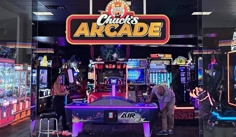 Chuck E. Cheese heeft nu een volwassen versie in New York &#8211; met spelletjes, animatronics en een prijzenteller
