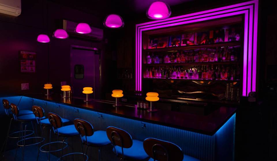 Este nuevo bar del LIC iluminado con neón parece el Tokio de los 80, con melodías y cócteles inspirados en leyendas del pop japonés.