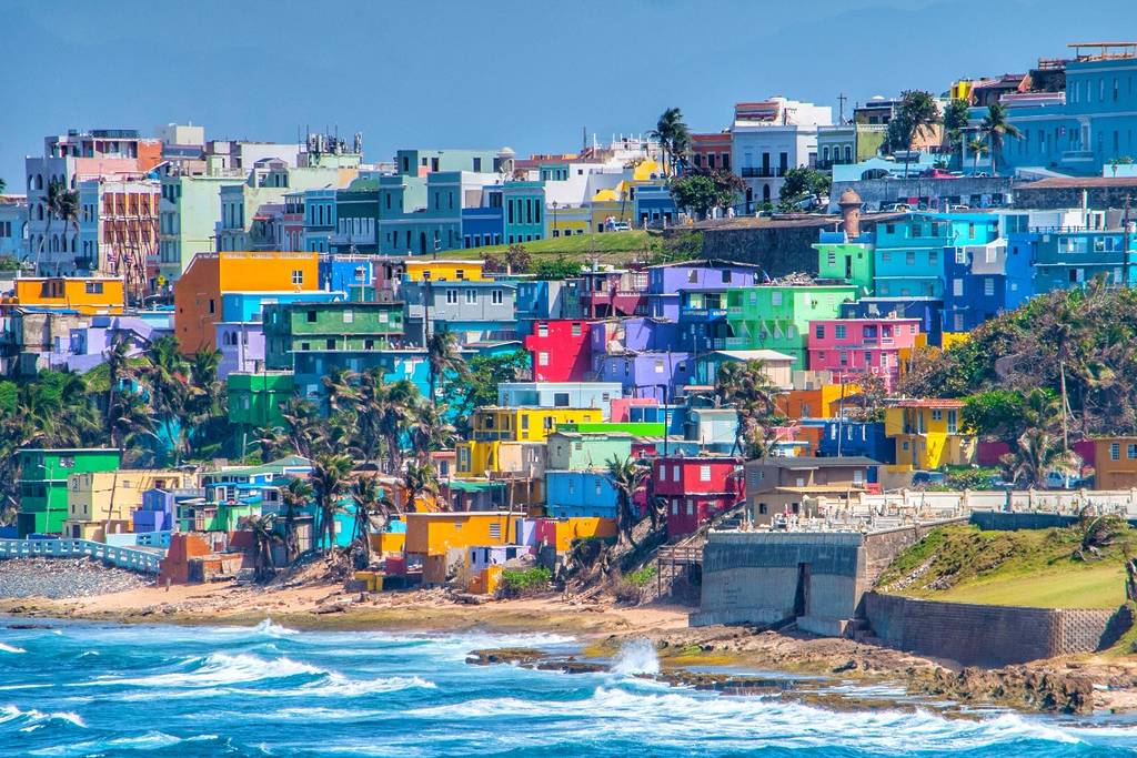 Case colorate a San Juan con vista sulla spiaggia