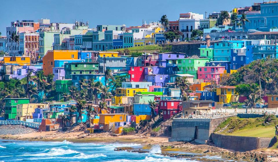 Los estadounidenses pueden visitar esta impresionante isla caribeña sin pasaporte: bahía bioluminiscente, calles coloridas y playas de ensueño